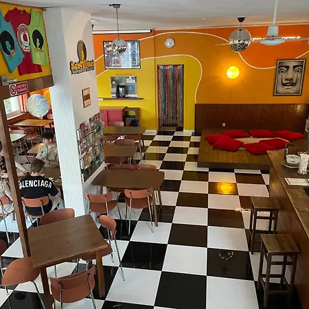 Sunflower Backpacker & Bar