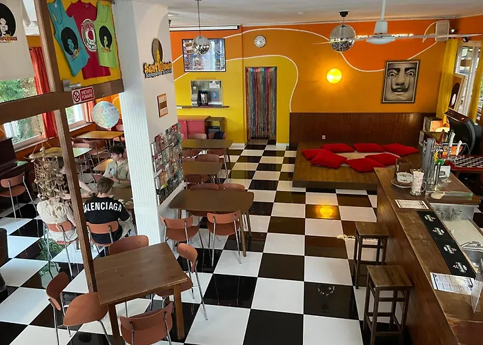 Sunflower Backpacker & Bar