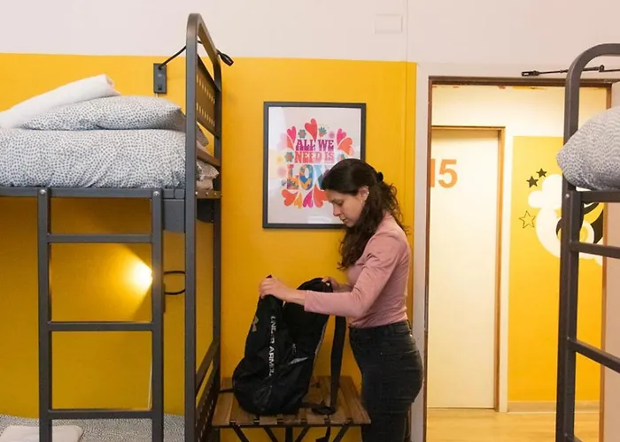 Sunflower Backpacker & Bar