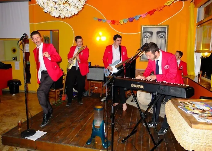 Hostel Sunflower Backpacker & Bar