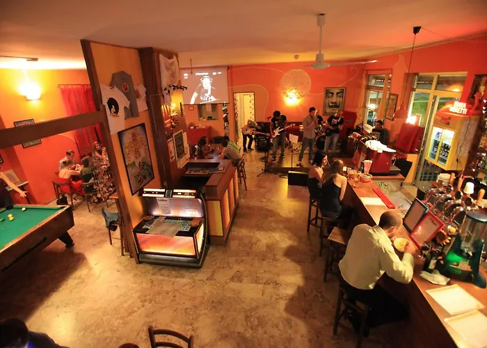 Hostel Sunflower Backpacker & Bar *