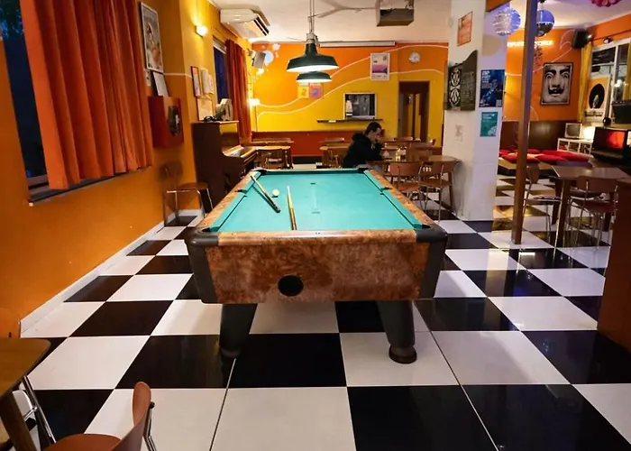 Sunflower Backpacker & Bar