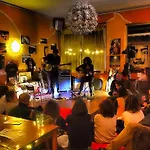 Sunflower Backpacker & Bar אכסניה רימיני
