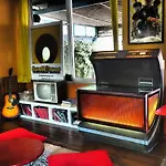 Sunflower Backpacker & Bar * רימיני