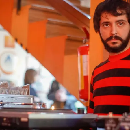 אכסניה Sunflower Backpacker & Bar