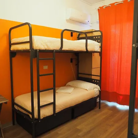 Sunflower Backpacker & Bar אכסניה רימיני