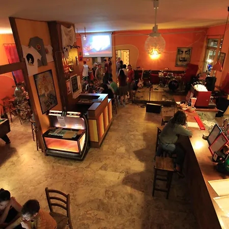Hostel Sunflower Backpacker & Bar *