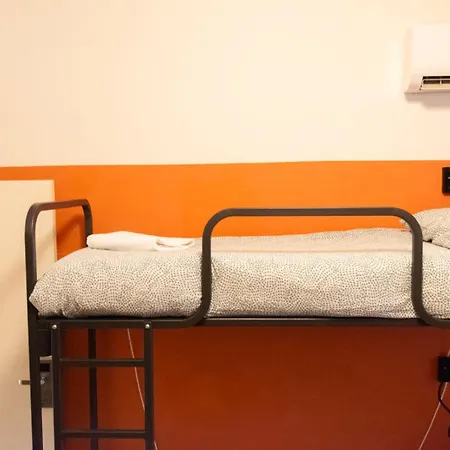 Sunflower Backpacker & Bar 리미니