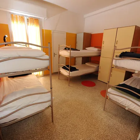 Sunflower Backpacker & Bar *