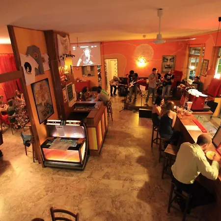 אכסניה Sunflower Backpacker & Bar *