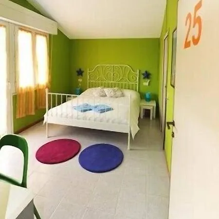 Hostel Sunflower Backpacker & Bar