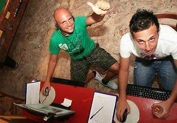 Sunflower Backpacker & Bar Hostel *