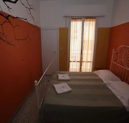 Hostel Sunflower Backpacker & Bar