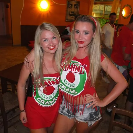 Sunflower Backpacker & Bar אכסניה *