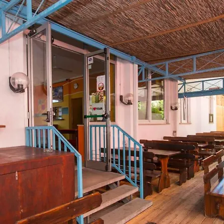 Sunflower Backpacker & Bar