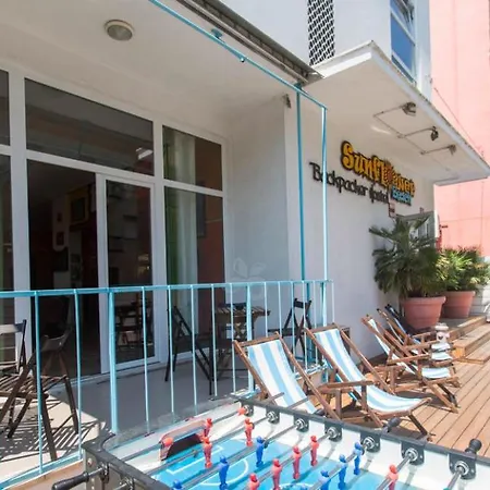 Sunflower Backpacker & Bar *