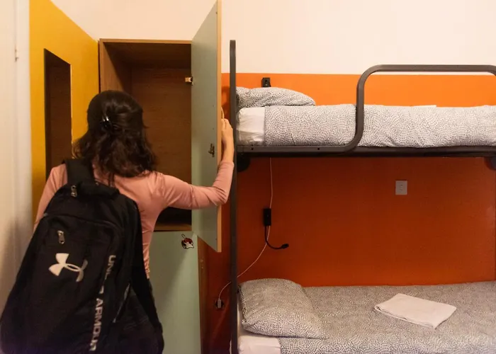 Hostel Sunflower Backpacker & Bar *