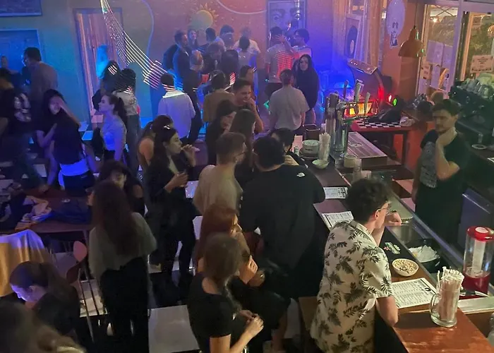 Sunflower Backpacker & Bar *