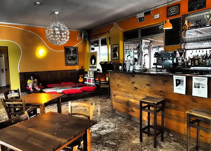 Sunflower Backpacker & Bar 里米尼