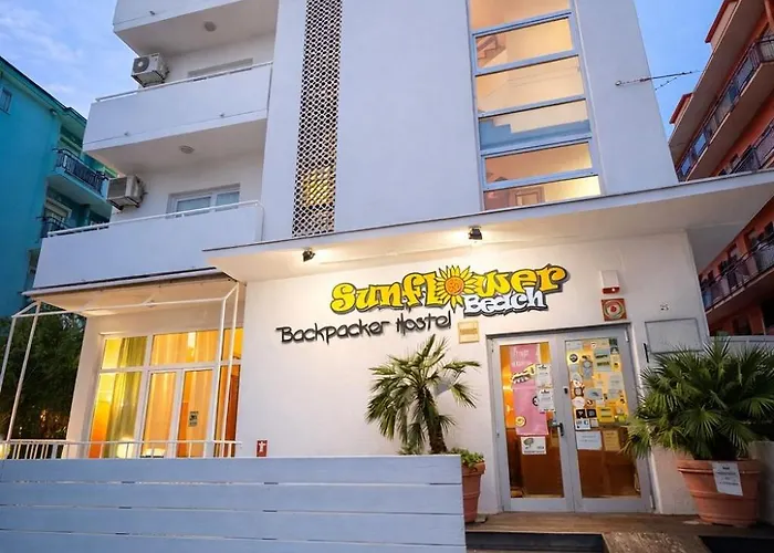 Sunflower Backpacker & Bar 里米尼