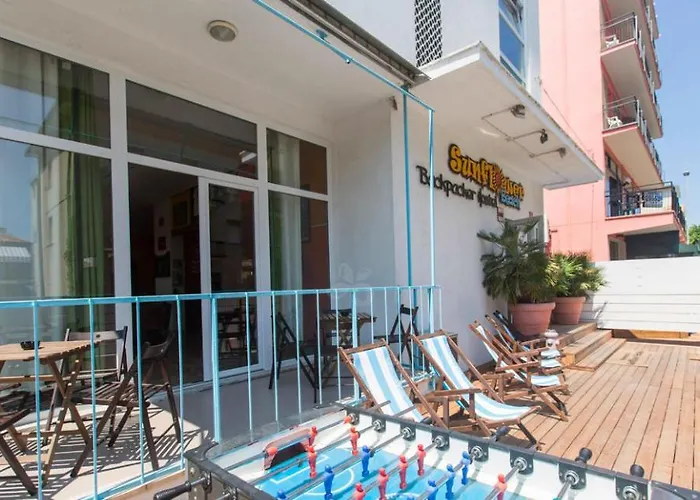 Sunflower Backpacker & Bar *