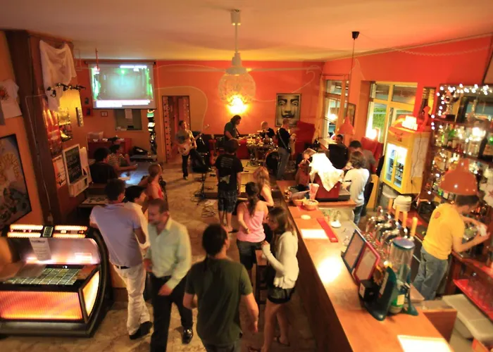 Sunflower Backpacker & Bar