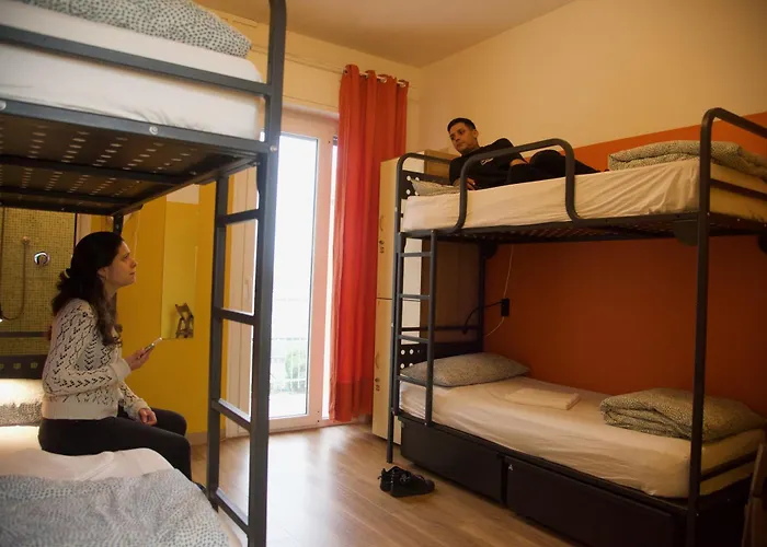 Sunflower Backpacker & Bar * ريميني