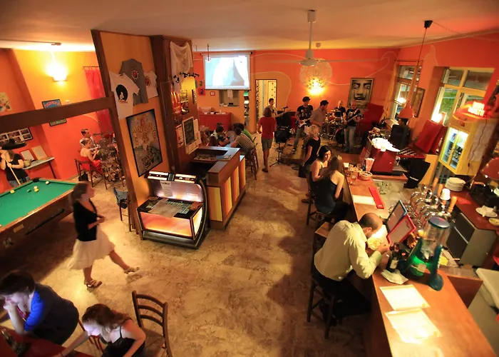 Sunflower Backpacker & Bar بيت شباب