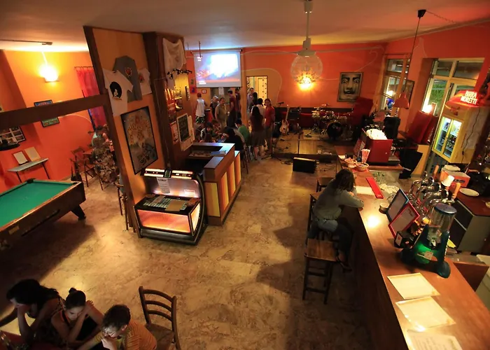 Sunflower Backpacker & Bar *