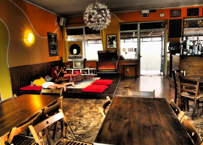 Sunflower Backpacker & Bar * ريميني