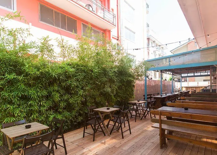 Sunflower Backpacker & Bar * ريميني