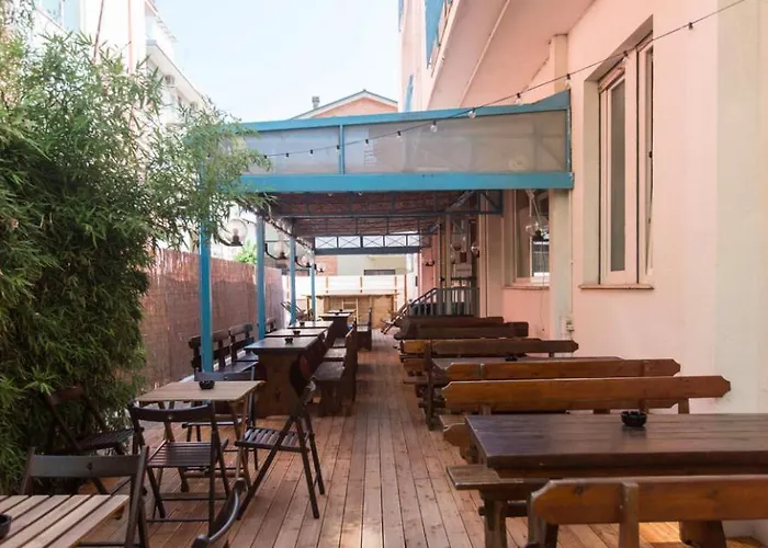 بيت شباب Sunflower Backpacker & Bar *