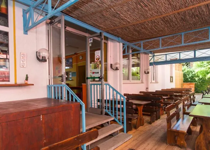 Sunflower Backpacker & Bar